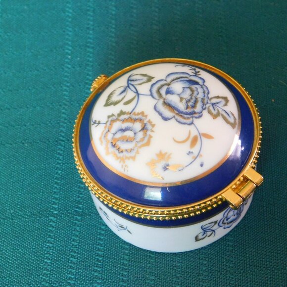 Vintage Porcelain Trinket Box with Floral Design mint condition - Picture 3 of 6